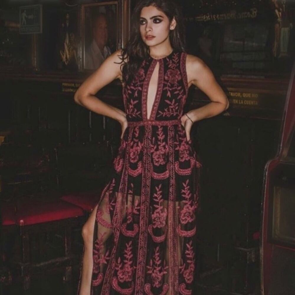 Honey punch Lace embroidered maxi halter sheer overlay dress NEW Small - Picture 6 of 12